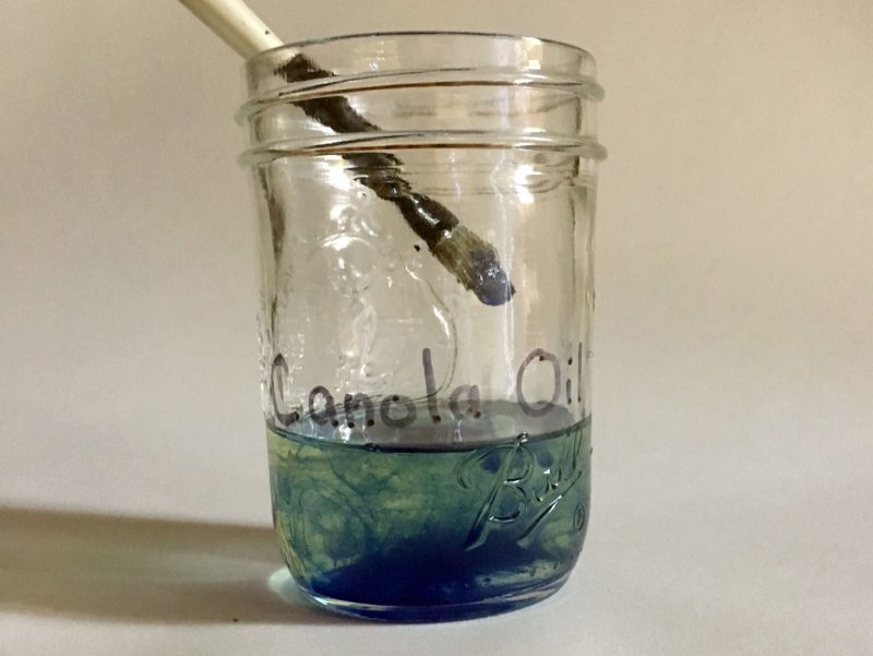 干净的油和菜籽油擦肩而过