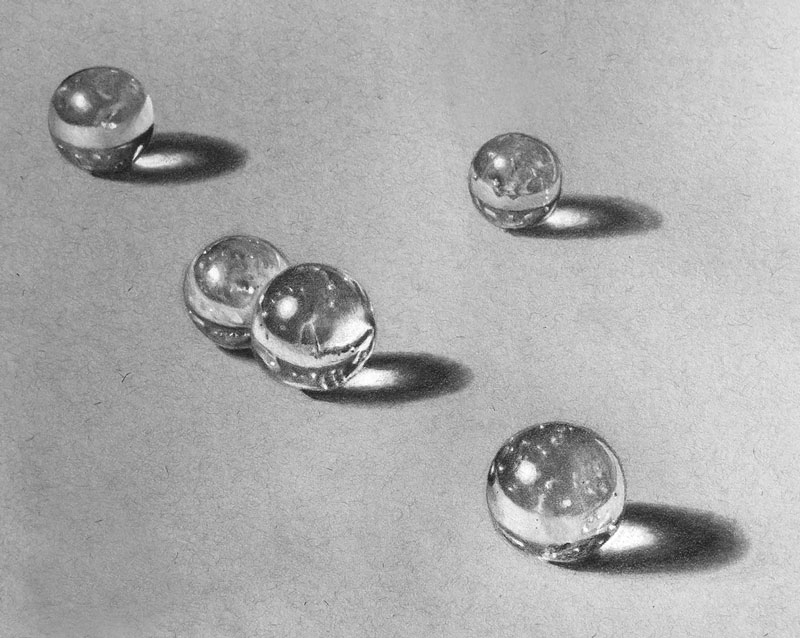 画玻璃球和石墨和白色的木炭