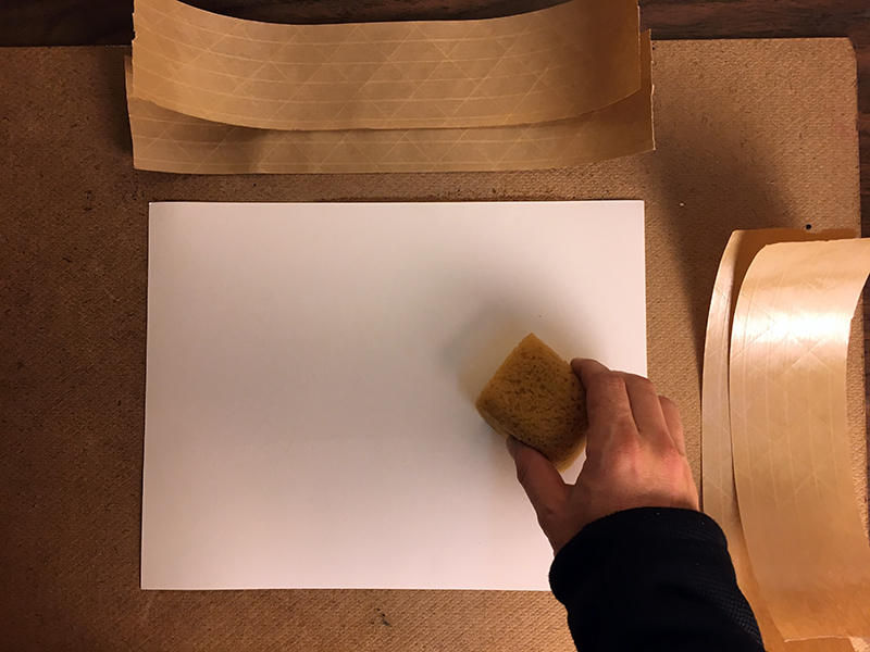 润湿水彩画纸伸展