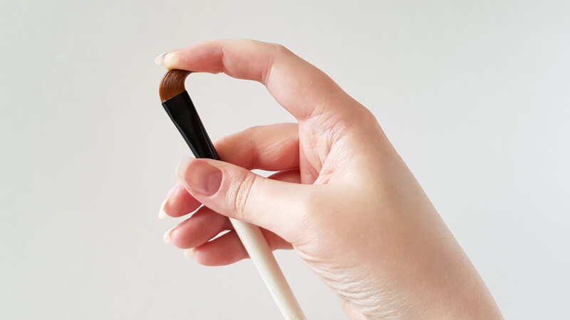 拿着画笔,以便它可以用来飞溅