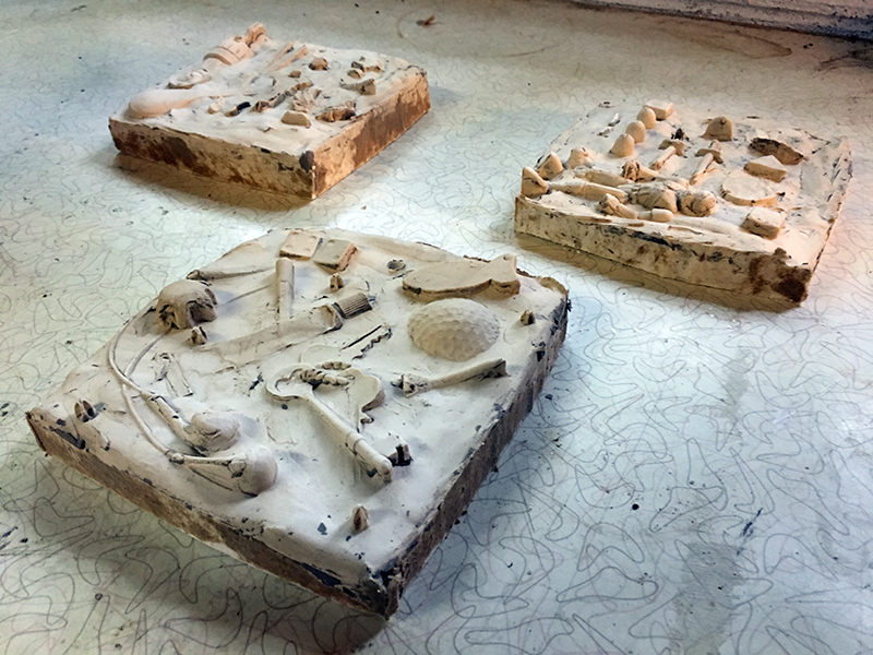 把一小块一小块的粘土和纸板从演员阵容