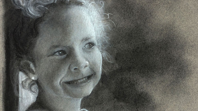 草图与木炭肖像演示一个年轻的女孩